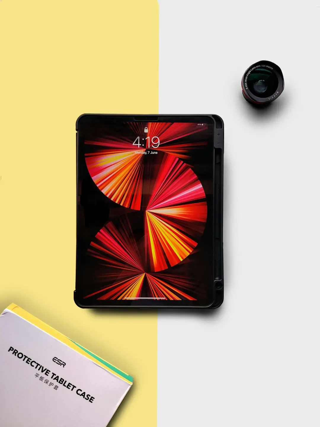 Eine Person, die ein digitales Tablet verwendet.